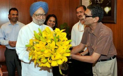On last day at work, Manmohan Singh gets a standing ovation. 