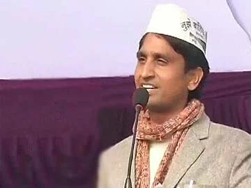 Kumar Vishwas in a verbal spat with police